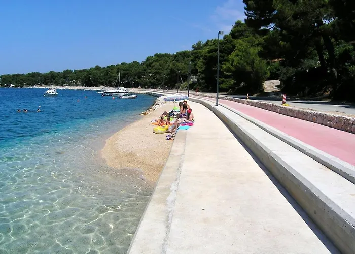 And By The Sea 말리로시니